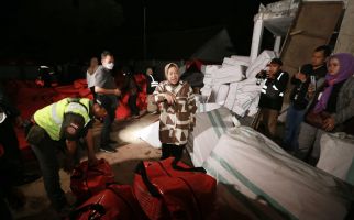 Datang Dini Hari, Mensos Risma Langsung Mengatur Penyaluran Logistik Korban Gempa Cianjur - JPNN.com