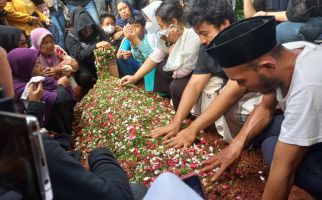 Air Mata Sang Buah Hati Iringi Pemakaman Ki Joko Bodo - JPNN.com