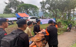 Gegara Jalur Terputus, Brimob Evakuasi Korban Gempa Cianjur Pakai Tandu - JPNN.com