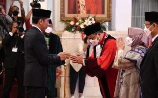 Sah, Jokowi Lantik Guntur Hamzah sebagai Hakim Konstitusi Meski Dianggap Kontroversial - JPNN.com