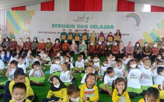 Kunjungi Palembang, Ibu Negara & Bu Nyai Ma'ruf Bagikan Hadiah di PAUD - JPNN.com