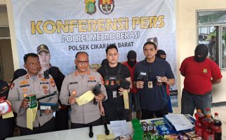 Polisi Sikat Pengedar Makanan & Minuman Kedaluwarsa di Bekasi, Barbuk Sampai 1 Ton - JPNN.com