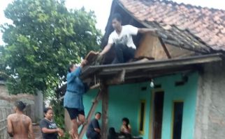 Puluhan Rumah di Bekasi Rusak Diterjang Angin Puting Beliung, Begini Kondisinya - JPNN.com