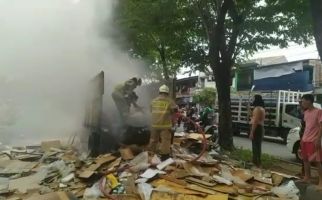 Gegara Puntung Rokok, Bak Truk Terbakar di Jakarta Timur, Lihat Tuh - JPNN.com