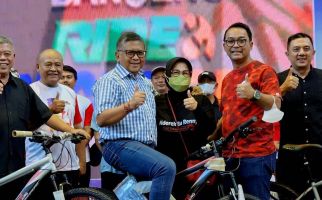Charity Banteng Ride and Night Run 2022, Hasto Menyerahkan 1.000 Sepeda dan 2.000 Pasang Sepatu - JPNN.com