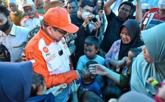 Datangi Pengungsian Korban Gempa di Cianjur, Salim Segaf Bawa Bantuan & Hibur Anak-anak - JPNN.com