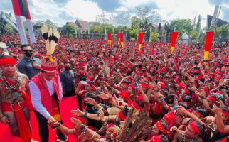 Ribuan Pasukan Dayak Penuhi Lapangan, Sosok Disegani Ini Mendampingi Jokowi, Badannya Penuh Tato - JPNN.com