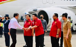 Jokowi Tiba di Jatim, Prabowo dan BG Kompak Pakai Baju Merah Menyambut - JPNN.com