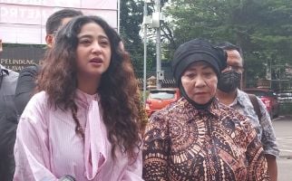 Dewi Perssik Serahkan Penghasilan Konser di Singapura untuk Ibunda - JPNN.com