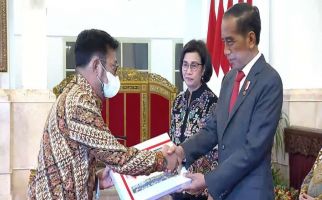 Jokowi Serahkan Daftar Isian Pelaksanaan Anggaran 2023 ke Mentan SYL - JPNN.com