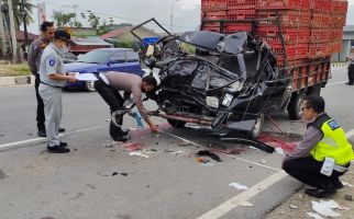 Pikap Tabrak Truk Parkir di Jalan Lintas Pekanbaru-Bangkinang, 3 Orang Tewas - JPNN.com