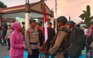 Operasi Damai Cartenz, Irjen Nana Berangkatkan 105 Personel Brimob Polda Sulsel - JPNN.com