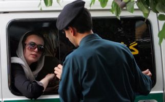 Iran Hapuskan Polisi Moral Penegak Syariat - JPNN.com