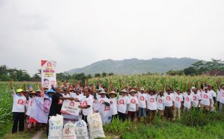 Relawan Puan Membagikan Bantuan untuk Petani di Magetan - JPNN.com