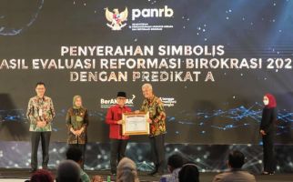 Mudahkan Layanan Publik, Ganjar Pranowo Dapat Penghargaan dari KemenpanRB - JPNN.com