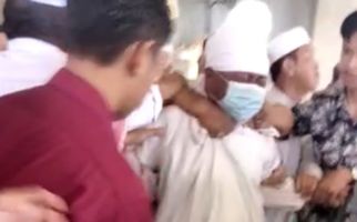 Viral, Pria Berjubah Merebut Mikrofon Masjid, Berteriak Ingin Perangi Orang Kafir - JPNN.com
