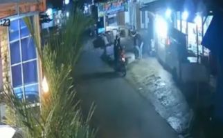 Lagi Duduk Santai, Penjual Nasi Goreng di Bekasi Didatangi 3 Pria Bersajam, HP Raib - JPNN.com