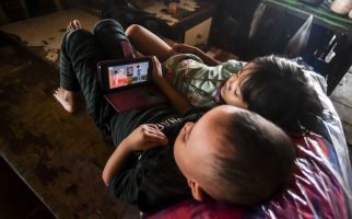 Orang Tua Harus Mewaspadai Bahaya Ketergantungan Gawai pada Anak - JPNN.com