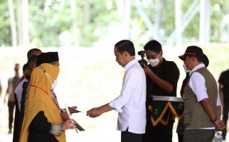 Jokowi Serahkan Dana Stimulan kepada Korban Gempa Cianjur, Dicairkan Bertahap - JPNN.com