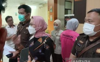 Mbak NF Tertunduk Malu Memakai Rompi Merah Muda, Dia Ternyata - JPNN.com
