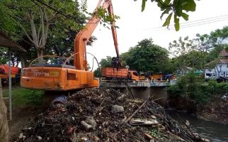 Tumpukan Sampah di Kali Jambe Bekasi Diangkut, Capai 100 Ton - JPNN.com