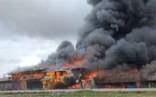 Satu Prajurit TNI AD Ditusuk, 50 Kios Terbakar, Mulanya Diduga Gegara Baju yang Gatal - JPNN.com