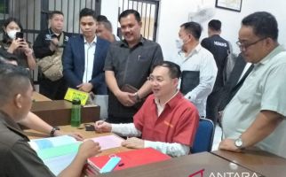 Apin BK Bos Judi Online Terbesar di Sumut Diserahkan kepada Jaksa, Lihat Ekspresinya - JPNN.com