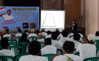 Sahabat Sandiaga Uno Latih Masyarakat Budidaya Ikan Air Tawar dan Pakan Mandiri Magot - JPNN.com