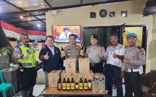 Menjelang Tahun Baru, Polisi Menggencarkan Razia Minuman Beralkohol Ilegal di Bandung - JPNN.com