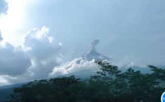 Gunung Semeru Erupsi Lagi, 100 Detik Lontarkan Abu Setinggi 1,5 Kilometer - JPNN.com