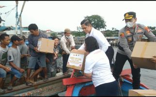 Akpol 2010 Bagikan Seribu Paket Sembako kepada Nelayan dan Buruh Pelabuhan di Jakut - JPNN.com