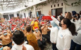 Liza Thohir bersama Srikandi BUMN & FHCI Berbagi Keceriaan Natal dengan Penyandang Disabilitas - JPNN.com