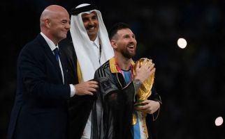 Jubah Hitam Messi Bikin Barat dan Arab Tegang - JPNN.com