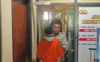 Pembegal dengan Parang Itu Ternyata Mahasiswa, Orangnya Kini Pakai Kopiah di Kantor Polisi, Lihat - JPNN.com