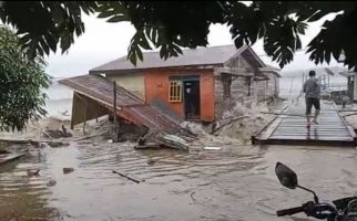 Rumah Warga Rusak Akibat Gelombang Besar dan Angin Kencang di Lingga - JPNN.com