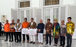 Isran Noor Serahkan Bantuan Masyarakat Kaltim kepada Korban Gempa Cianjur - JPNN.com