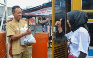Sukarelawan Gardu Ganjar Bagikan Sembako Untuk Warga di Pasar Ciputat - JPNN.com