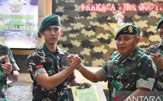 Mayjen TNI Bobby Beri Penghargaan kepada Pratu Hafifi Penangkap Anggota Geng Motor - JPNN.com