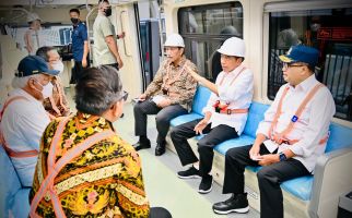 Jajal LRT Jabodebek, Lihat Siapa yang Mendampingi Jokowi Satu Gerbong - JPNN.com