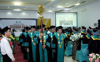 77 Mahasiswa STIS Husnul Khotimah Kuningan Diwisuda, Perdana  - JPNN.com