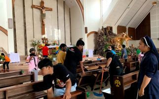 Ganjar Milenial Center DIY Bersihkan Gereja Hingga Berbagi Parcel - JPNN.com