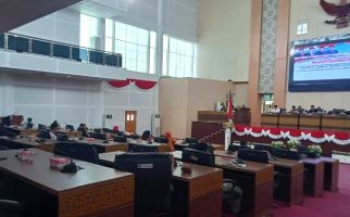 DPRD Loteng Gelar Rapat Paripurna Bahas Hal Penting, Hampir Separuh Anggotanya Absen - JPNN.com