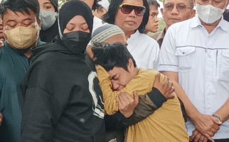 Anak Pak Ogah Hampir Pingsan Saat Pemakaman Sang Ayah  - JPNN.com