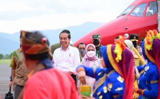 Agenda Presiden Jokowi Hari Ini di NTB, Tiba Langsung Menebar Senyum, Lihat tuh - JPNN.com