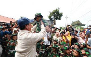 Prabowo Bagikan Motor hingga Sowan Ponpes saat Kunker ke Jatim - JPNN.com