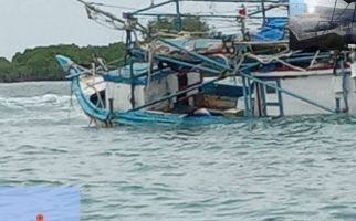 Tabrak Karang, Kapal Berpenumpang 8 Orang Tenggelam di Kepulauan Seribu Utara - JPNN.com