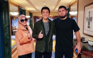 Syahrini dan Reino Barack Bertemu Khabib Nurmagomedov, Apa yang Dibahas? - JPNN.com