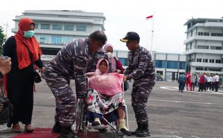 TNI AL Mengevakuasi Ratusan Penumpang Terdampak Cuaca Ekstrem di Pulau Bawean - JPNN.com