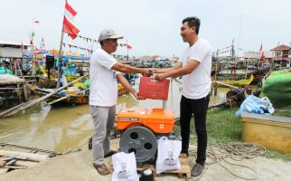 Sukarelawan Ganjar Berikan Bantuan Mesin Kapal Untuk Nelayan di Karawang - JPNN.com
