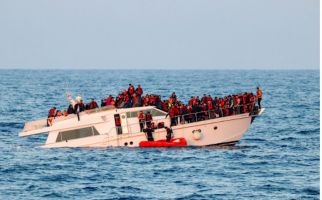 Personel Satgas MTF TNI Evakuasi Korban Kapal Tenggelam di Laut Mediterania - JPNN.com